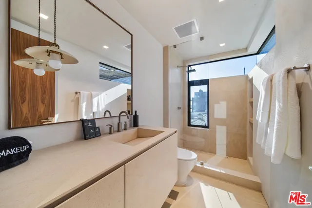 $9,900,000 | 18954 Pacific Coast Highway, Malibu, CA 90265