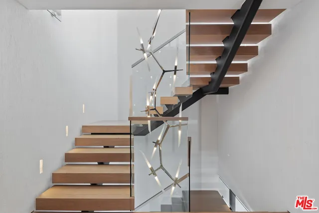 $9,900,000 | 18954 Pacific Coast Highway, Malibu, CA 90265