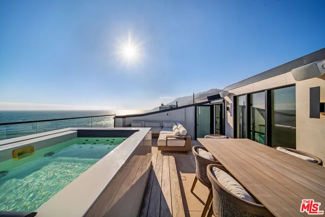 $9,900,000 | 18954 Pacific Coast Highway, Malibu, CA 90265