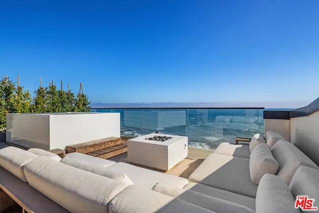 $9,900,000 | 18954 Pacific Coast Highway, Malibu, CA 90265