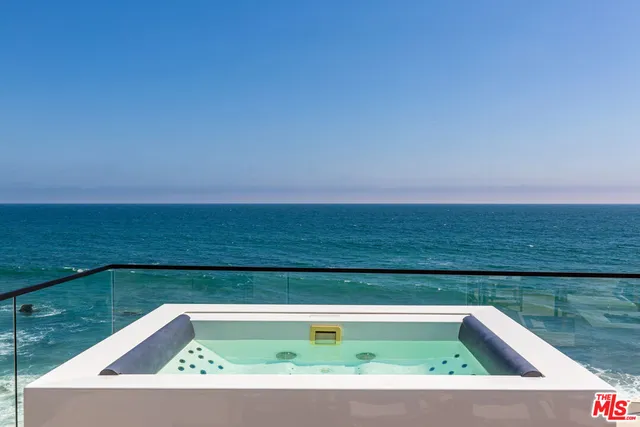 $9,900,000 | 18954 Pacific Coast Highway, Malibu, CA 90265
