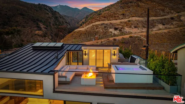 $9,900,000 | 18954 Pacific Coast Highway, Malibu, CA 90265