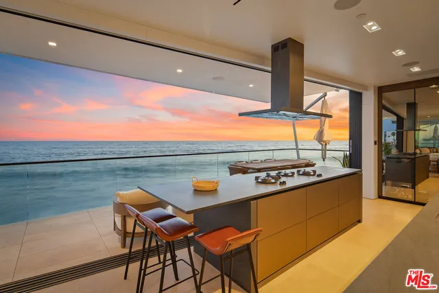 $9,900,000 | 18954 Pacific Coast Highway, Malibu, CA 90265