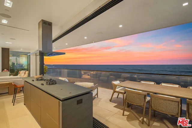 $9,900,000 | 18954 Pacific Coast Highway, Malibu, CA 90265
