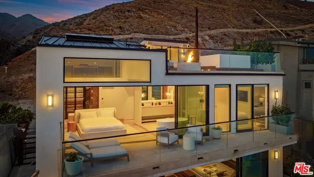 $9,900,000 | 18954 Pacific Coast Highway, Malibu, CA 90265