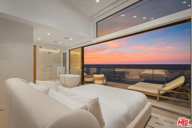 $9,900,000 | 18954 Pacific Coast Highway, Malibu, CA 90265