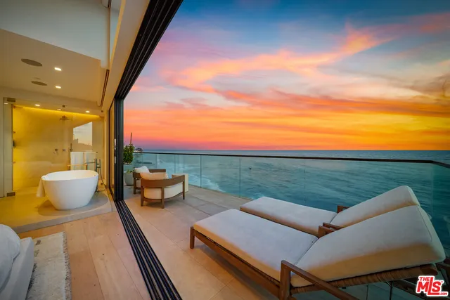 $9,900,000 | 18954 Pacific Coast Highway, Malibu, CA 90265