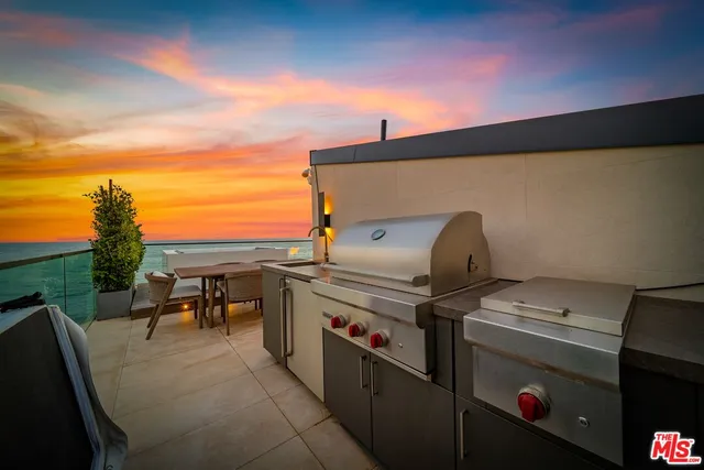 $9,900,000 | 18954 Pacific Coast Highway, Malibu, CA 90265