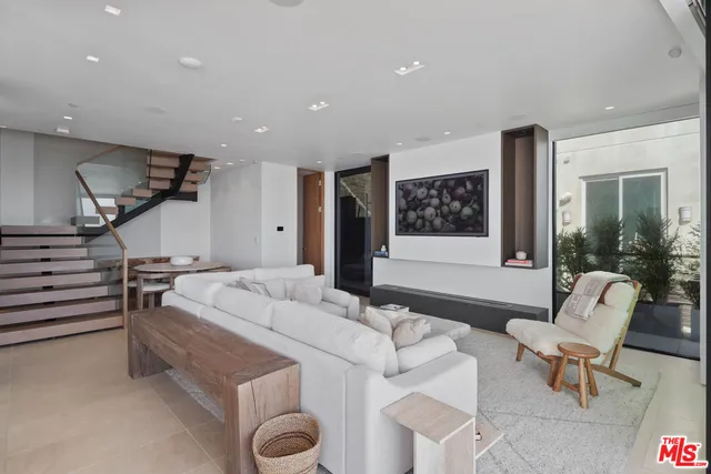 $9,900,000 | 18954 Pacific Coast Highway, Malibu, CA 90265