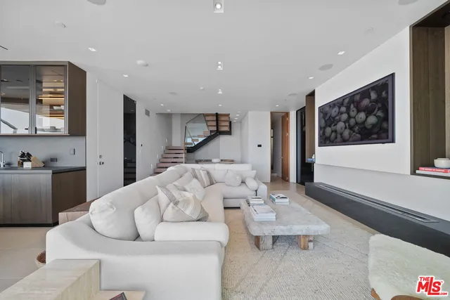 $9,900,000 | 18954 Pacific Coast Highway, Malibu, CA 90265