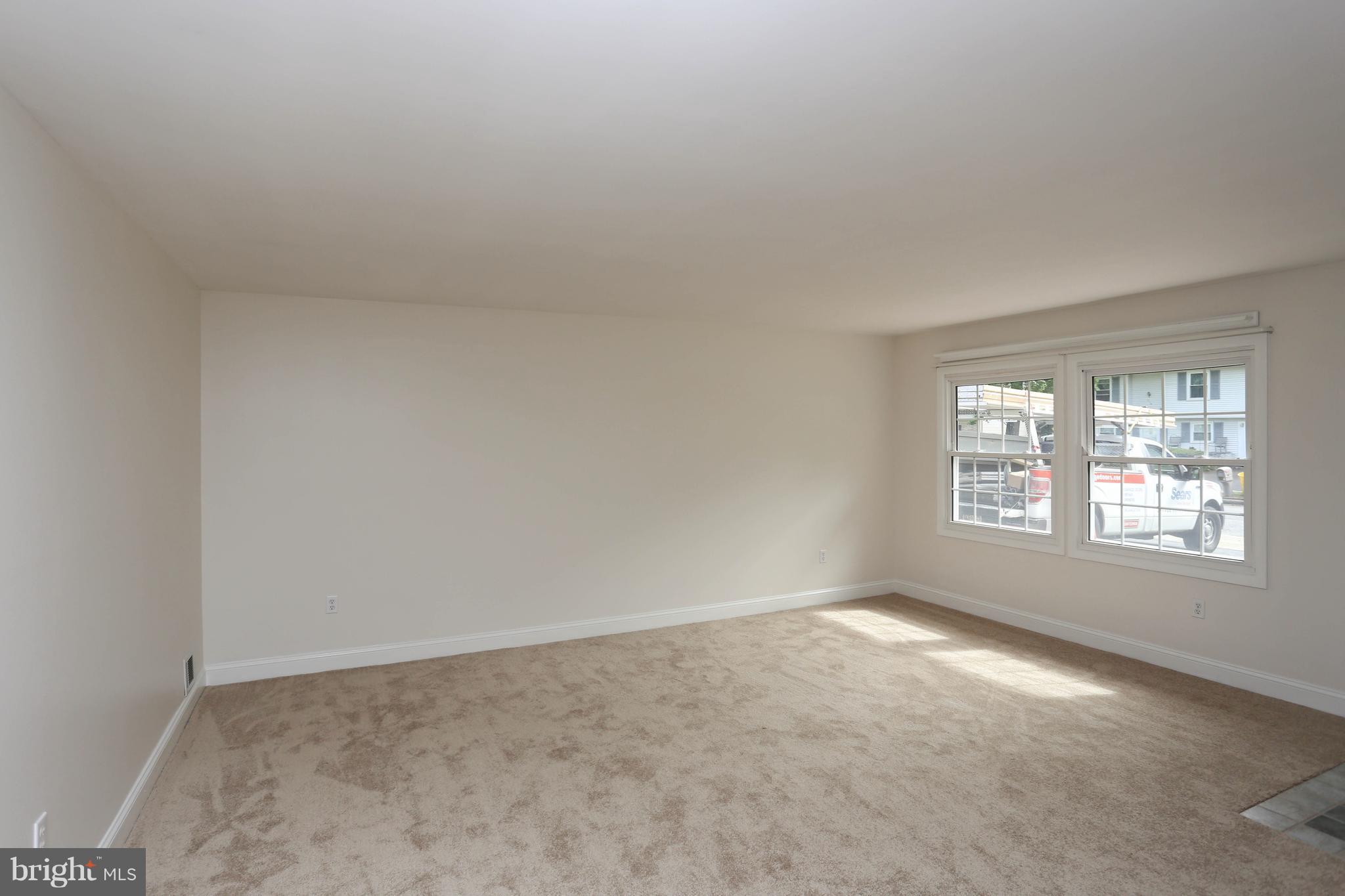 925 Fall Ridge Way Gambrills, MD 21054 - Photo 3 of 29 Living Room