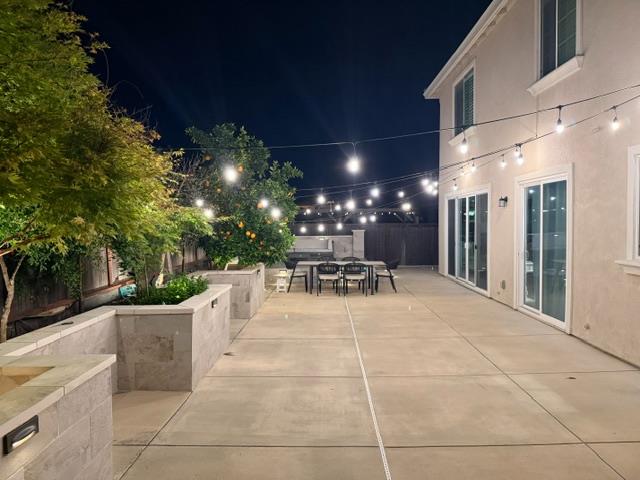 8026 Prairie Hawk Way Sacramento, CA 95829 - Photo 25 of 30 a view of a patio with dining table and chairs with plants