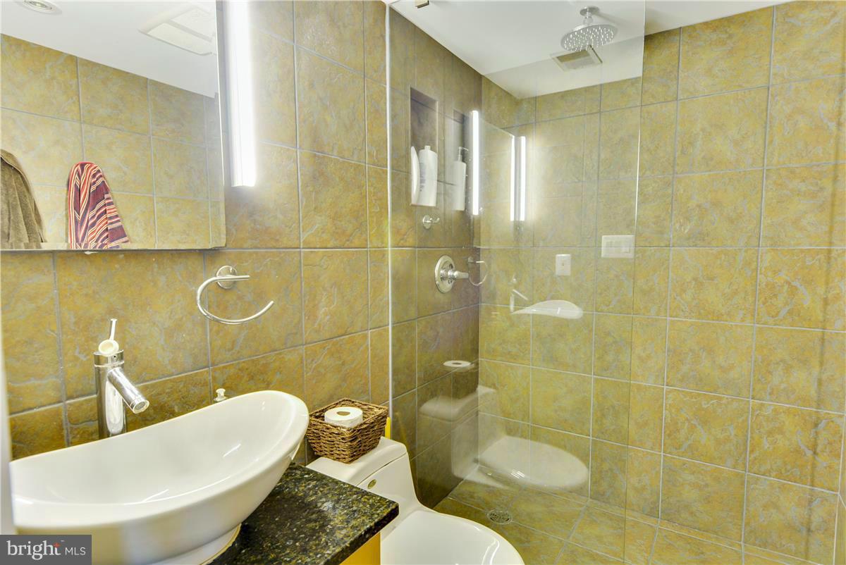 3873 Chain Bridge Road Fairfax, VA 22030 - Photo 13 of 29 a bathroom with a toilet sink and shower