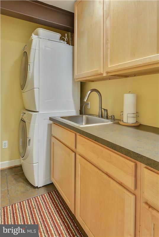 3873 Chain Bridge Road Fairfax, VA 22030 - Photo 23 of 29 a bathroom with a sink and a mirror