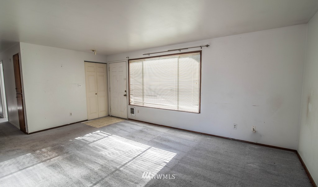 3624 Northeast 7th Street Renton, WA 98056 - Photo 4 of 14