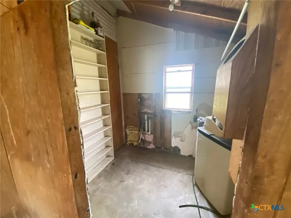 a view of an entryway with workspace