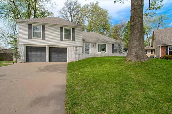 $745,000 | 7626 Canterbury Drive, Prairie Village, KS 66208