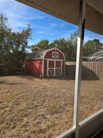 a view of a backyard