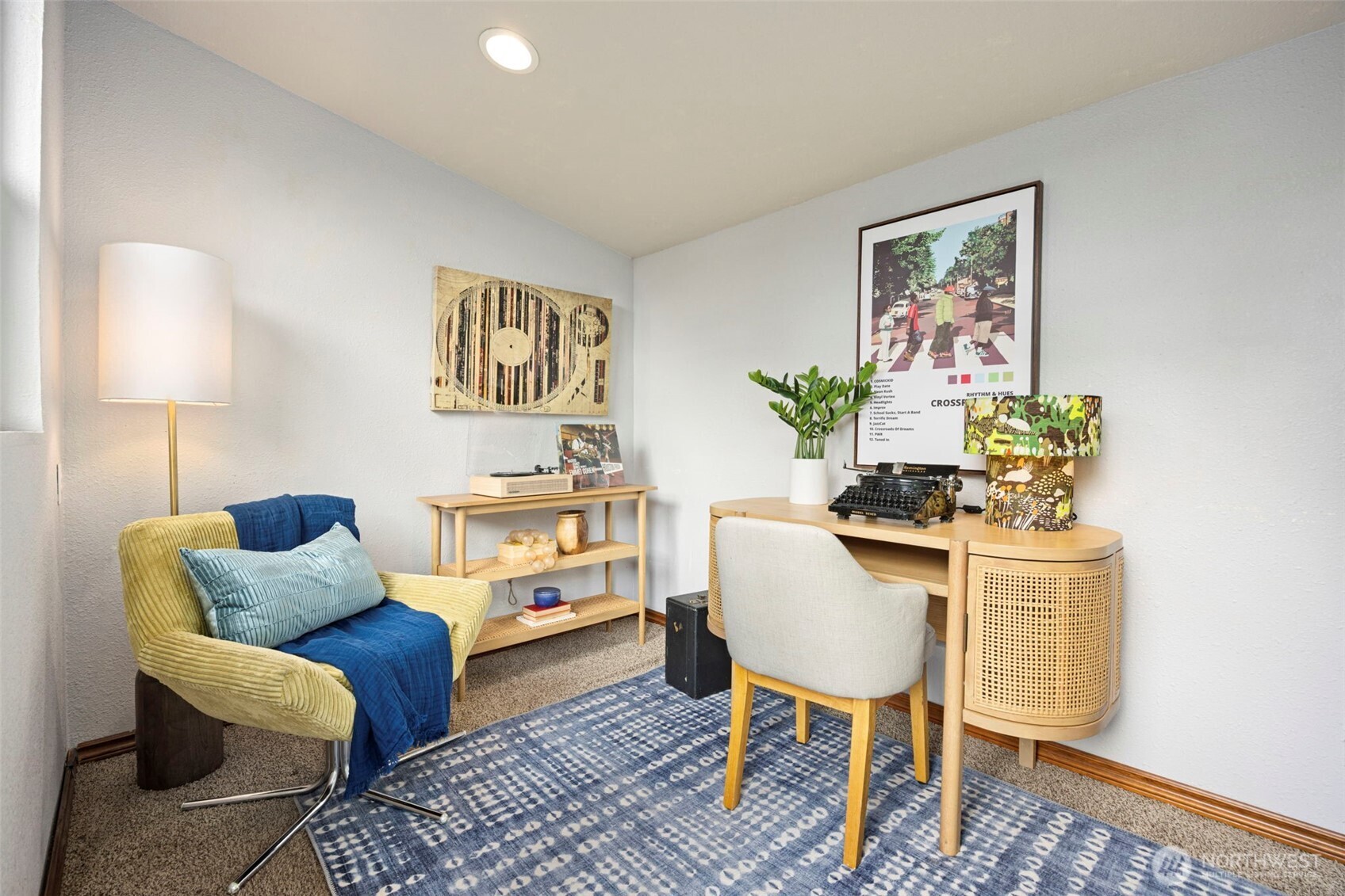 7813 46th Avenue South Seattle, WA 98118 - Photo 16 of 18 a living room with furniture and a lamp