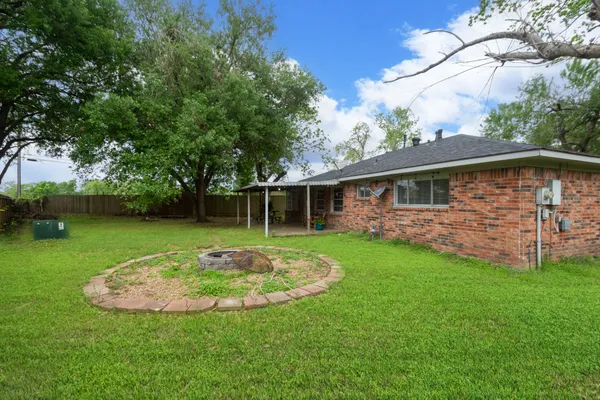 $2,100 | 5704 Leggett Lane, Pearland, TX 77584