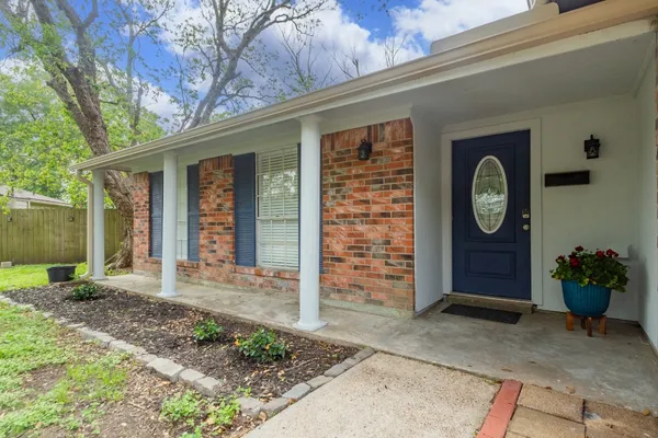 $2,100 | 5704 Leggett Lane, Pearland, TX 77584