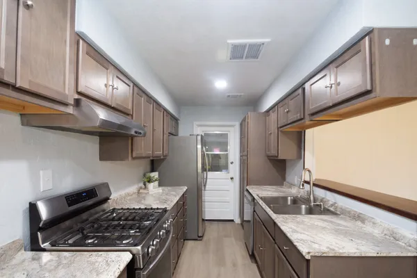 $2,100 | 5704 Leggett Lane, Pearland, TX 77584