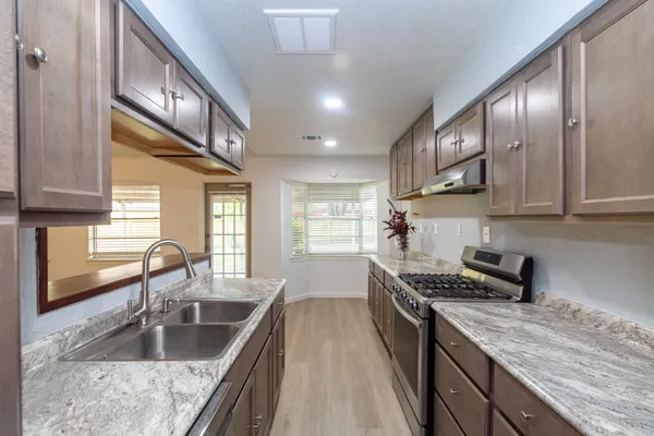 $2,100 | 5704 Leggett Lane, Pearland, TX 77584