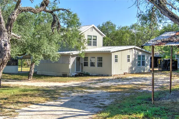 a view of a house with backyard