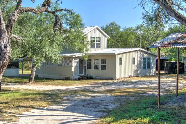 a view of a house with backyard