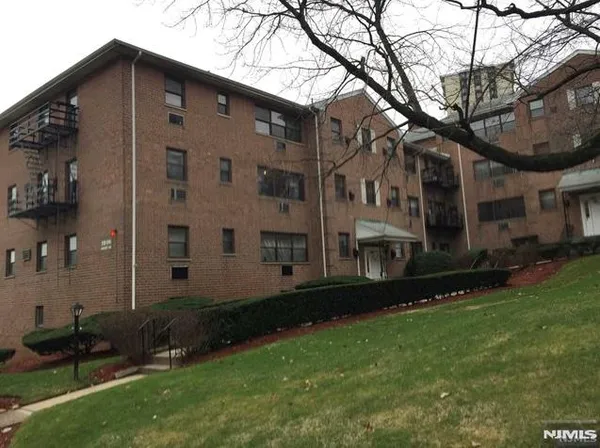 $2,000 | 212 Prospect Avenue, Unit 4A, Hackensack, NJ 07601