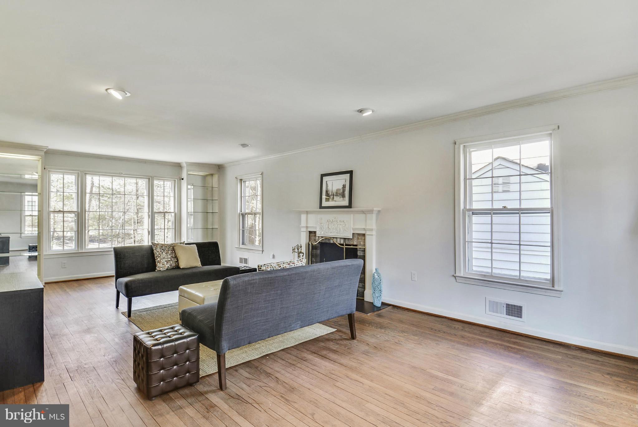 9502 Clement Road Silver Spring, MD 20910 - Photo 2 of 30 Living Room