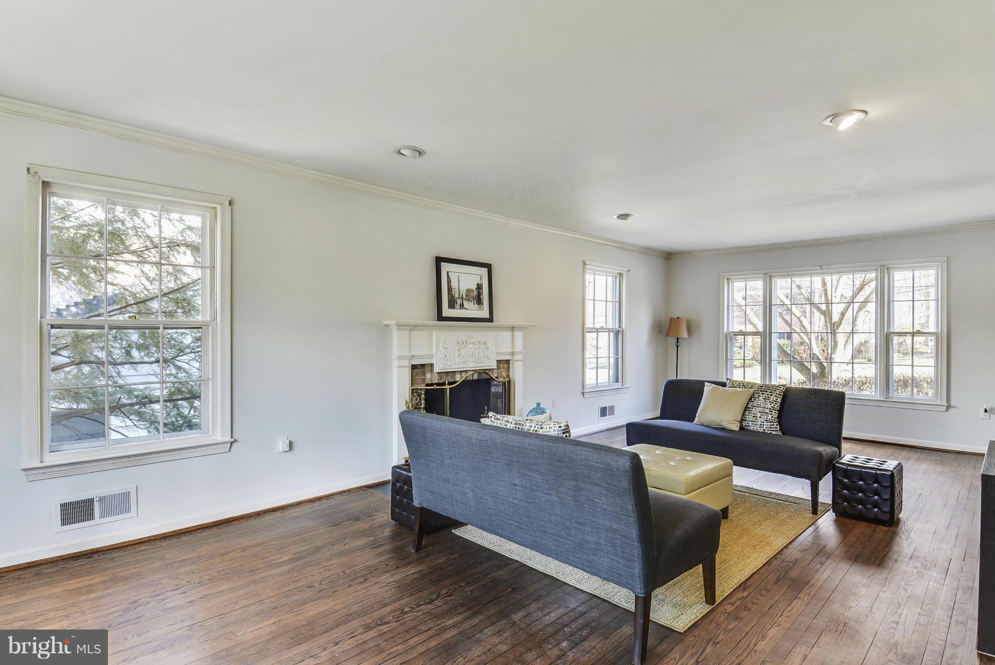 9502 Clement Road Silver Spring, MD 20910 - Photo 3 of 30 Living Room