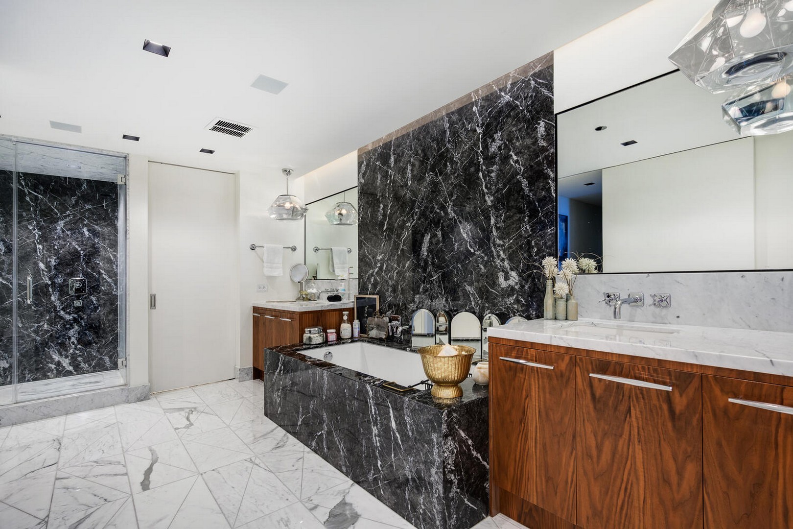 180 East Pearson Street, Unit 5804 Chicago, IL 60611 - Photo 21 of 36