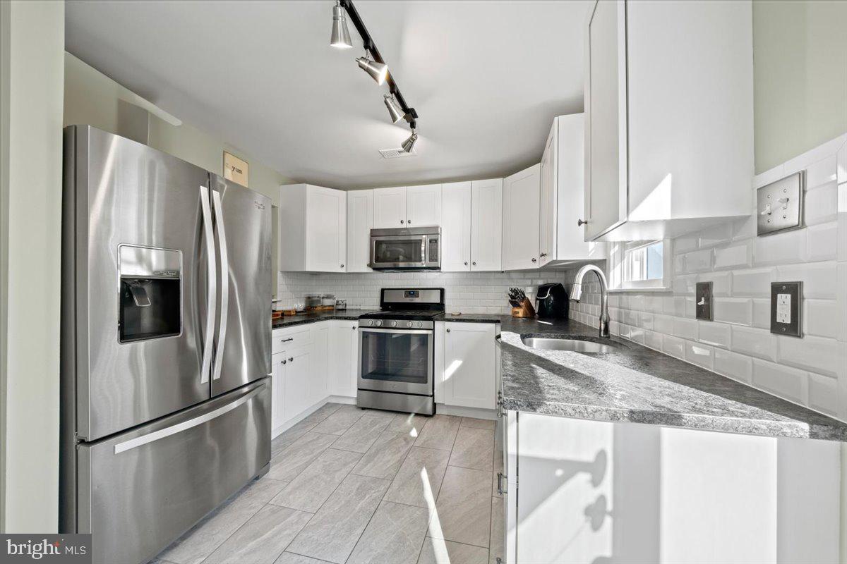 718 Rutland Court Sewell, NJ 08080 - Photo 3 of 28