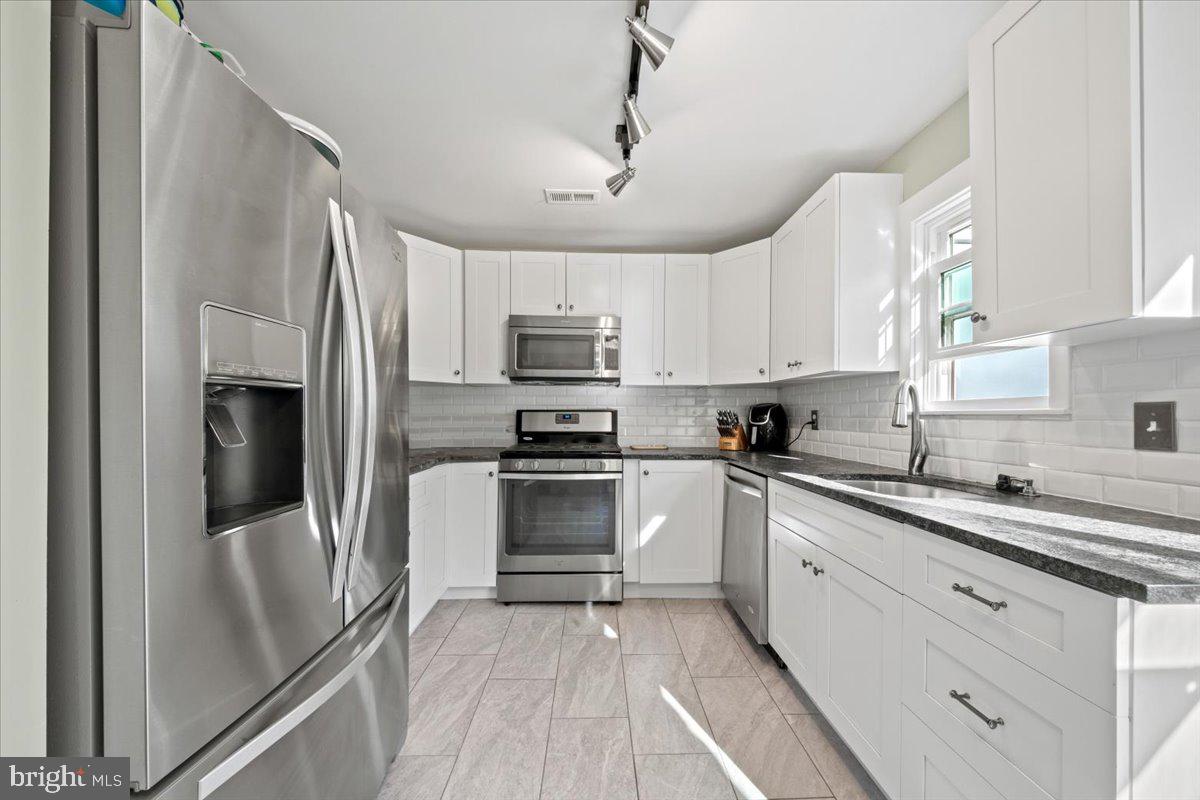 718 Rutland Court Sewell, NJ 08080 - Photo 4 of 28