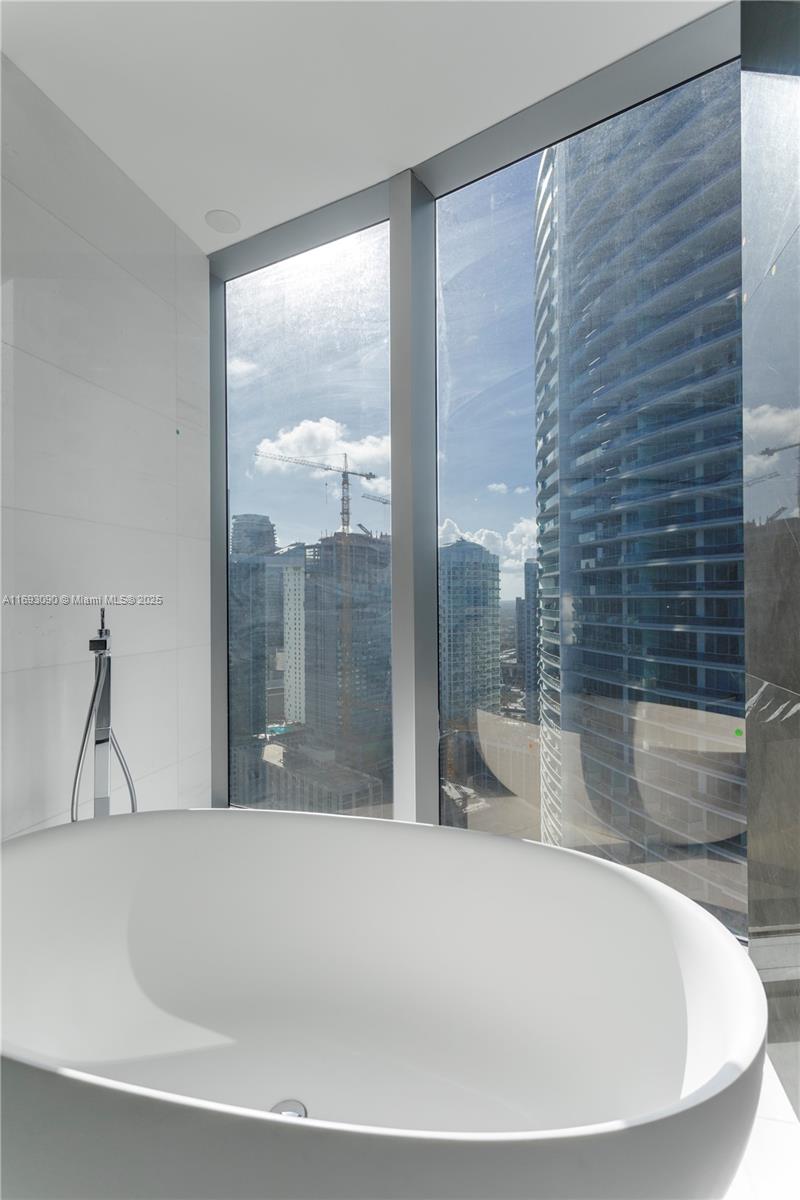 300 Biscayne Blvd Way, Unit 3307 Miami, FL 33131 - Photo 21 of 59 a view of a bathtub in a bathroom