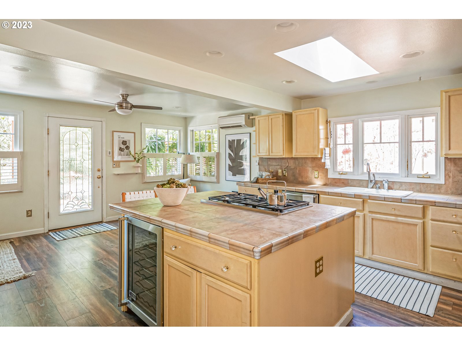 4232 Southwest Carson Street Portland, OR 97219 - Photo 7 of 40 Gallery Image 7