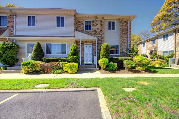 $699,000 | 1595 North Central Avenue, Unit 30, Valley Stream, NY 11580