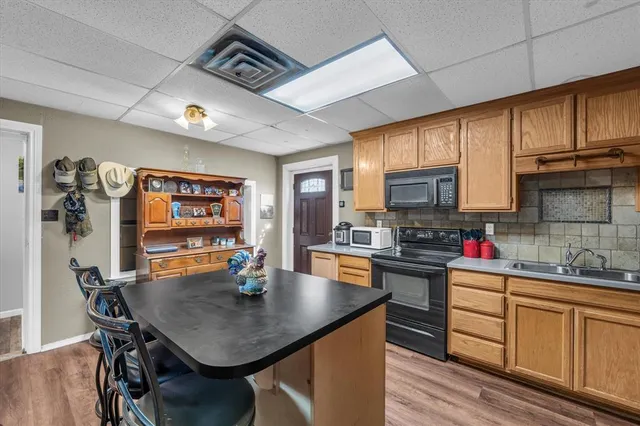 a view of a backyard