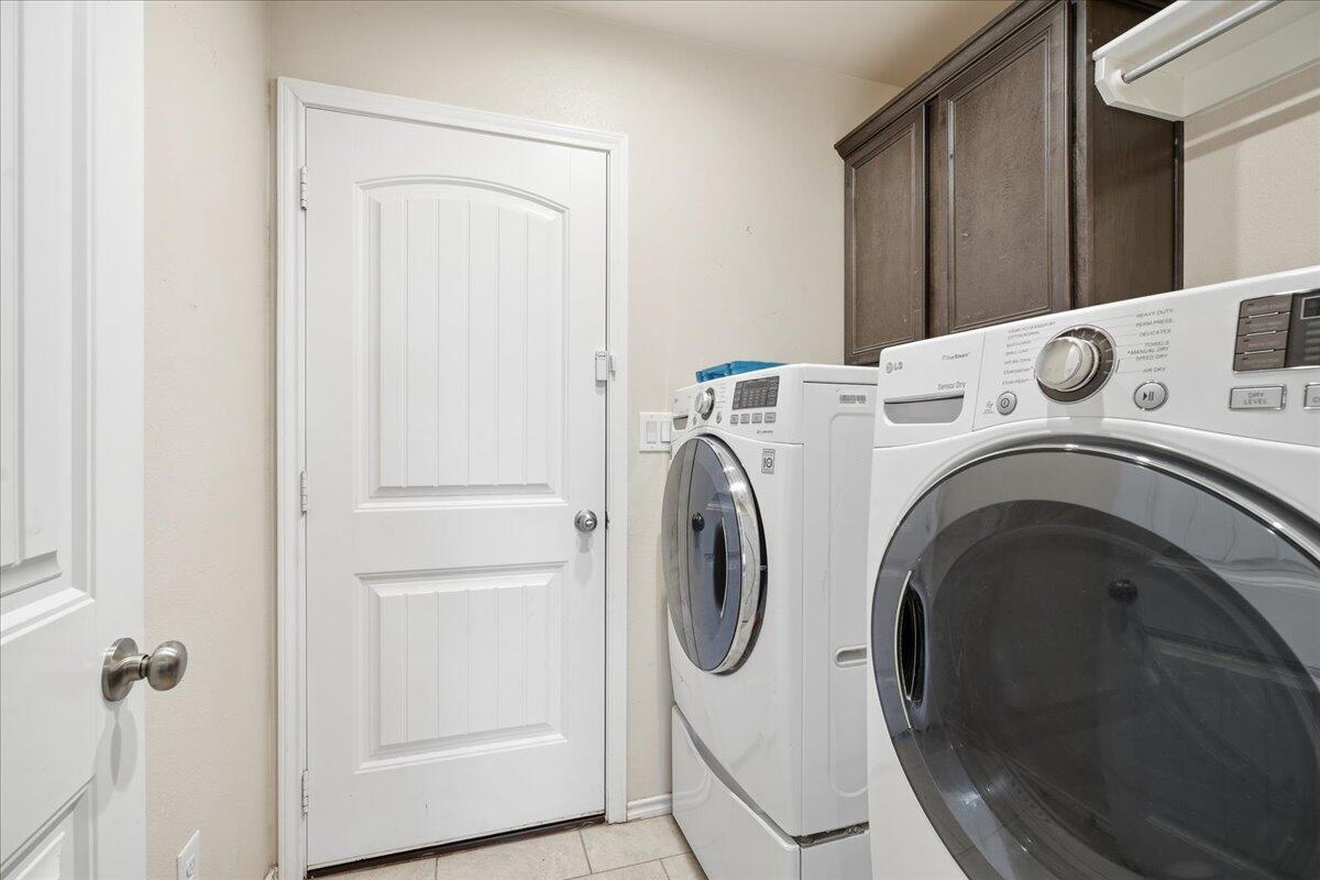 9819 Virginia Avenue Lubbock, TX 79424 - Photo 10 of 29 a utility room with dryer and washer