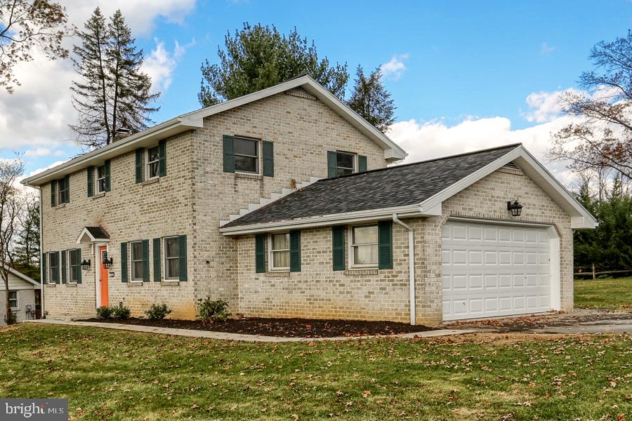 103 Bomberger Road Akron, PA 17501 - Photo 2 of 42