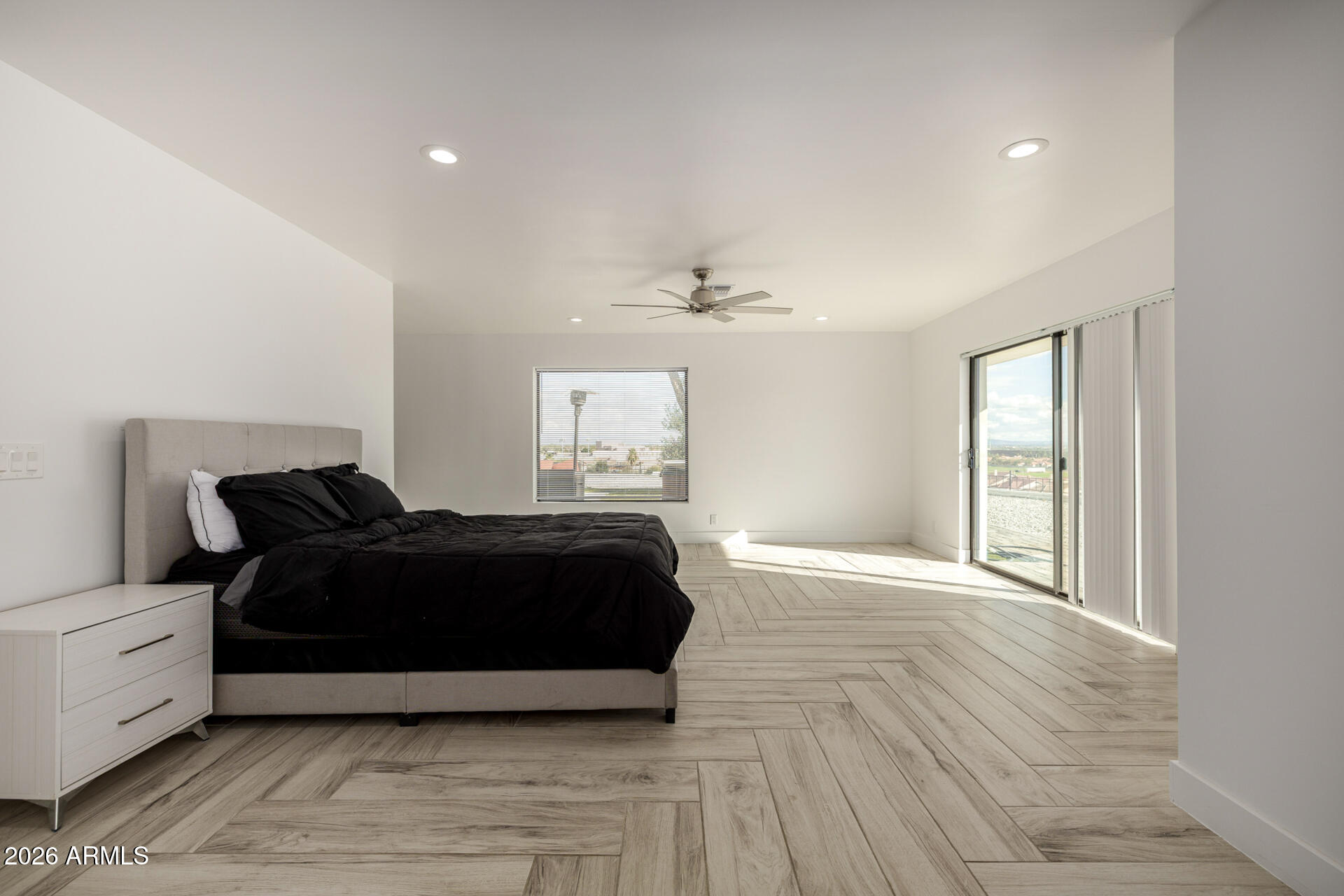 2809 East Frye Road Phoenix, AZ 85048 - Photo 29 of 47 a spacious bedroom with a bed and a window