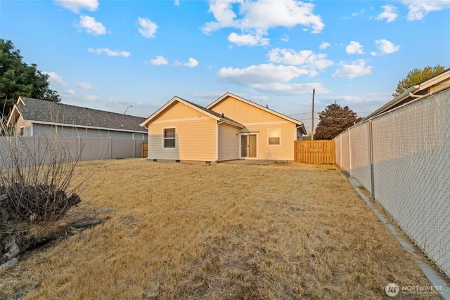 a view of a backyard of the house