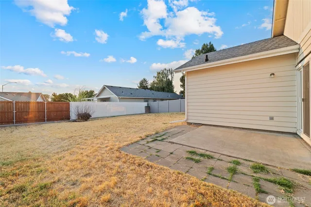 a view of backyard of the house