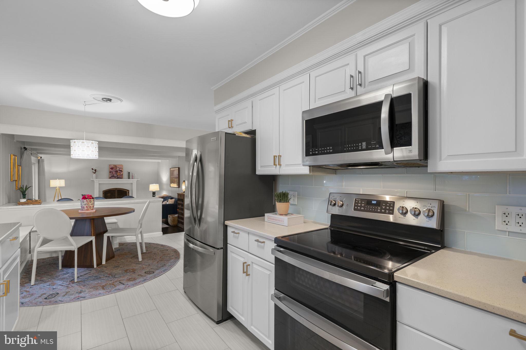 6106 Roxbury Avenue Springfield, VA 22152 - Photo 11 of 50 Kitchen with SS appliances