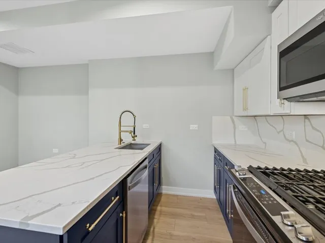 $1,935 | 2818 West Fletcher Street, Unit CH, Chicago, IL 60618