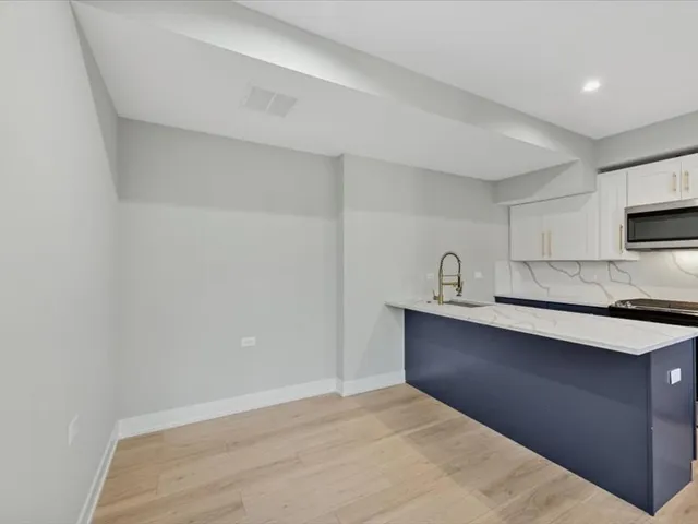 $1,935 | 2818 West Fletcher Street, Unit CH, Chicago, IL 60618