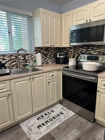 $2,800 | 2298 Northwest 78th Avenue, Unit 201, Pembroke Pines, FL 33024