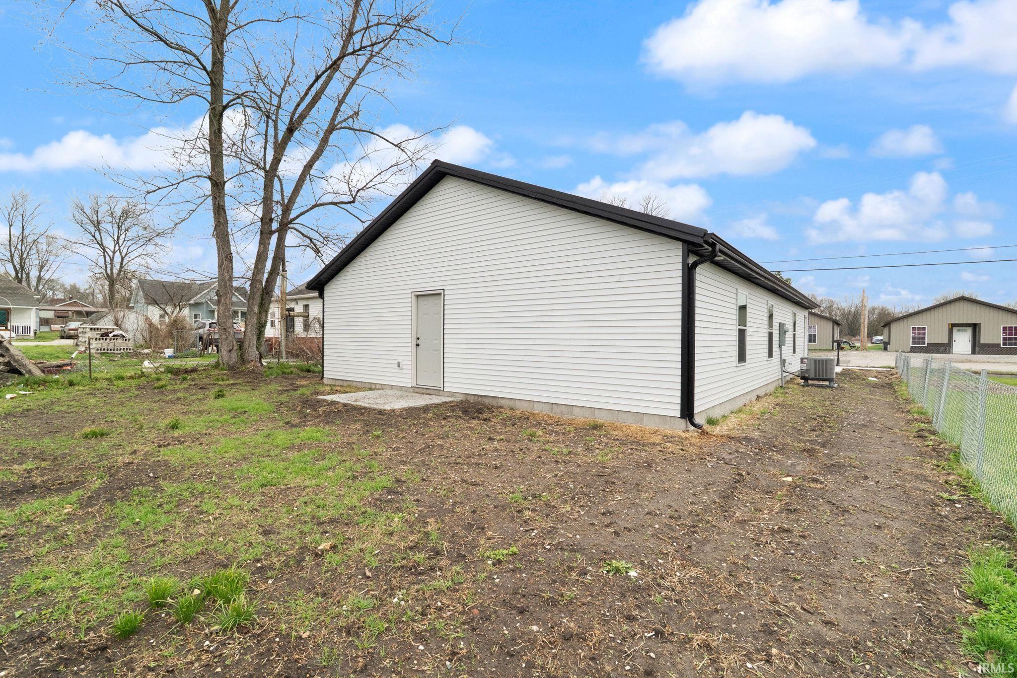 407 Ogdon Street Washington, IN 47501 - Photo 5 of 36