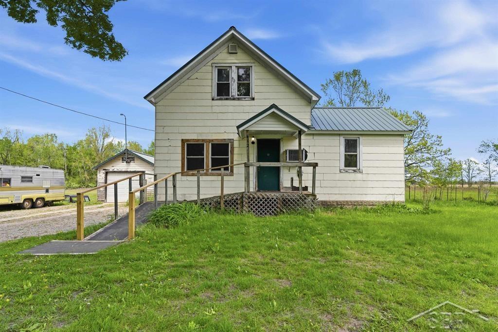 412 West Almeda Beach Road Pinconning, MI 48650 - Photo 1 of 30